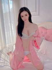 粉嫩翘臀美女